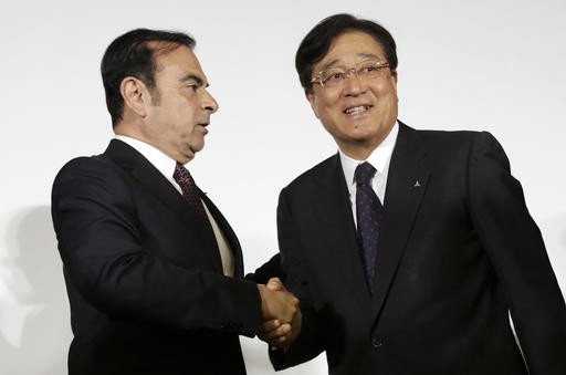 Carlos Ghosn forstjóri Nissan - Renault (tv.) og Osamu Masuko handsala kaupin á blaðamannafundi í Yo…