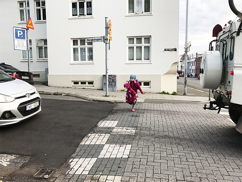 Þessi litla skotta þarf líklega að hlaupa yfir þessa þverun á milli bíla á hverjum morgni. Hér er en…