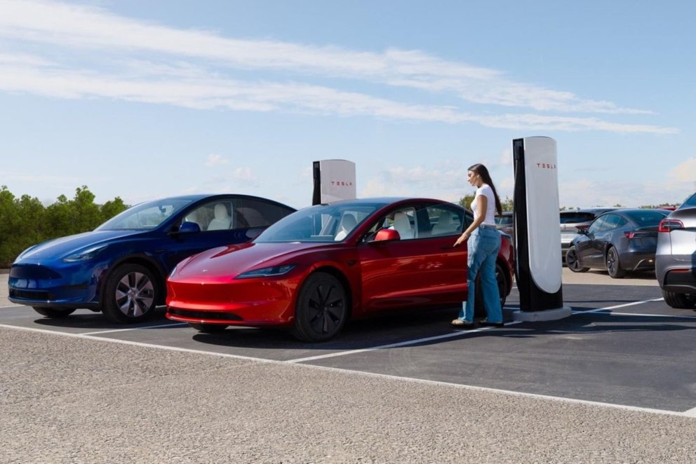 Tesla opnar nýjan hleðslugarð í Keflavík