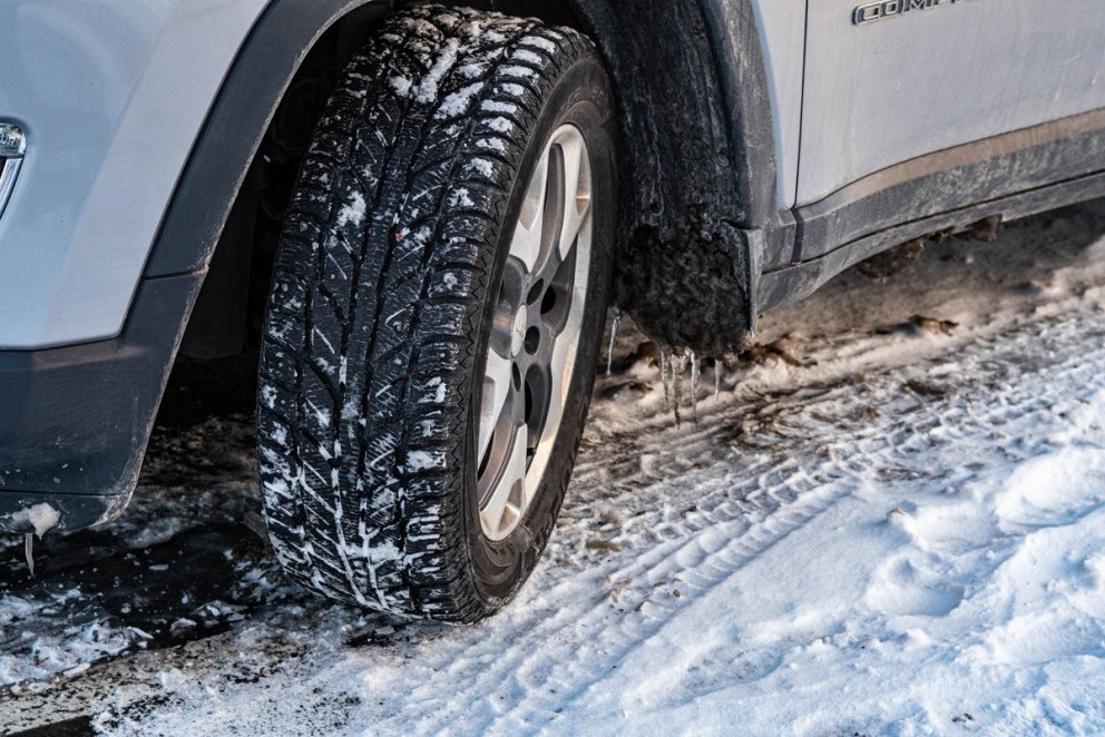 Ríflega helmingur landsmanna á ónegldum vetrardekkjum