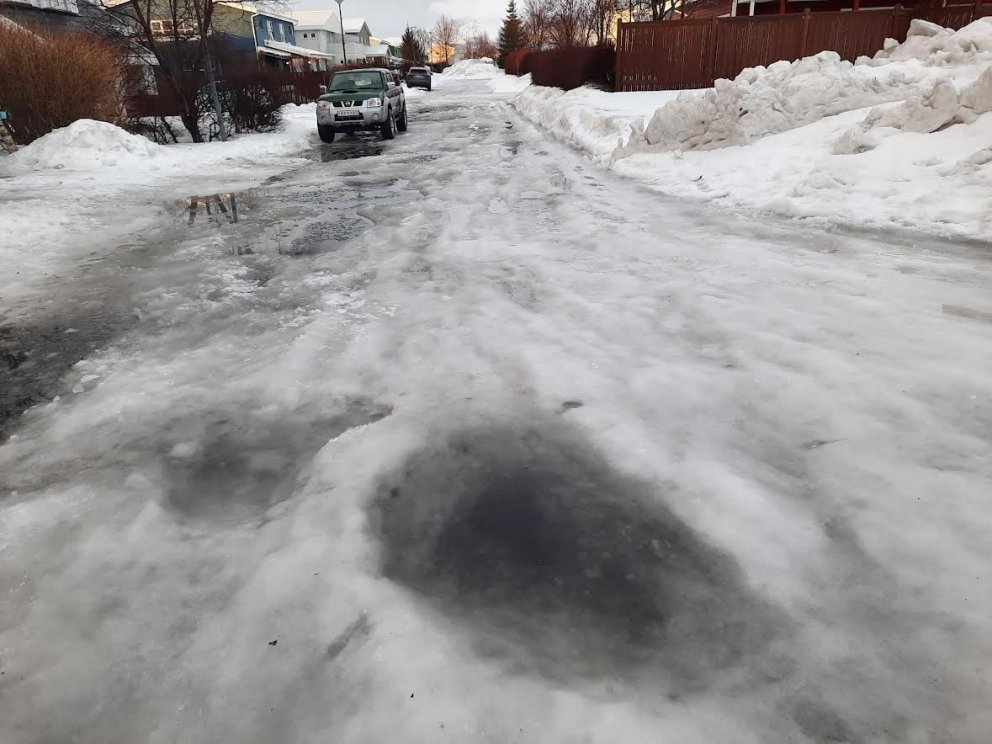 Klaki í húsagötum leikur ökumenn grátt