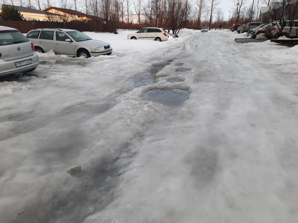 Snjómokstur gengið hægt og illa – hlutirnir ekki alveg hugsaðir í botn