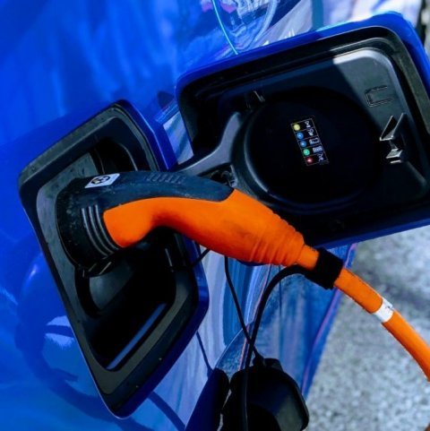 Virðisaukaskattsívilnun á rafmagnsbílum í gildi út næsta ár óháð fjölda