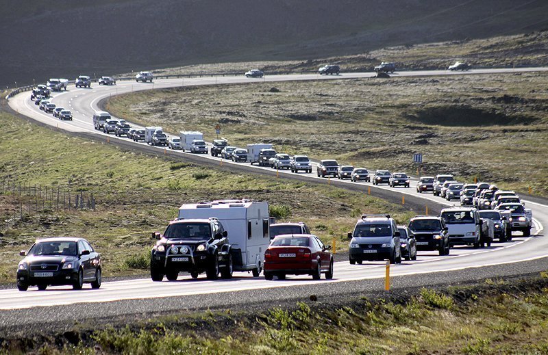 13 hafa látist í umferðarslysum