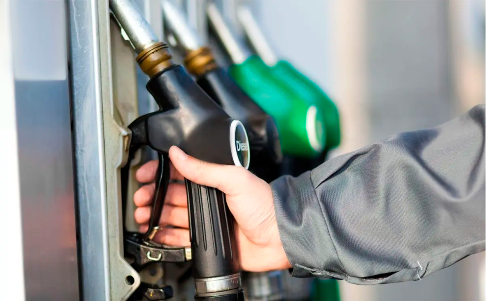 Kallað eftir því að styrking krónunnar og lækkun á heimsmarkaði á olíu skili sér til íslenskra neyte…