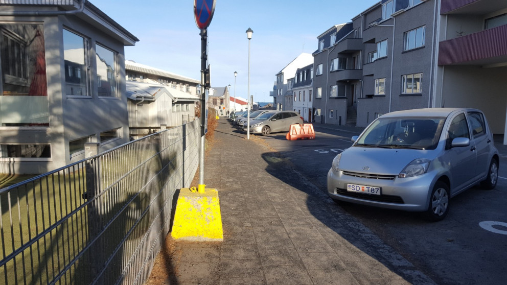 Götur í kringum Vesturbæjarskólann skítugar, sandur og ryk liggur á gangstéttum