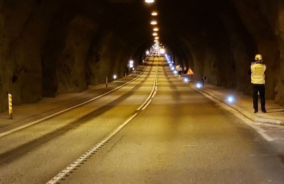 Unnið að uppsetningu kantljósa í Hvalfjarðargöngum