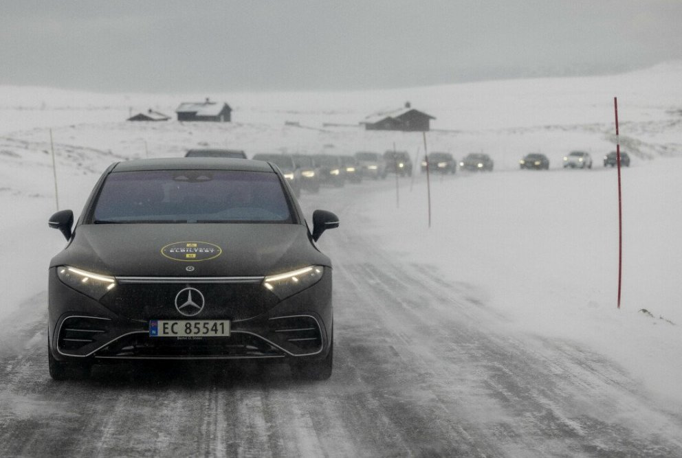 Þýski lúxusinn laut í gras fyrir alþýðuvagninum