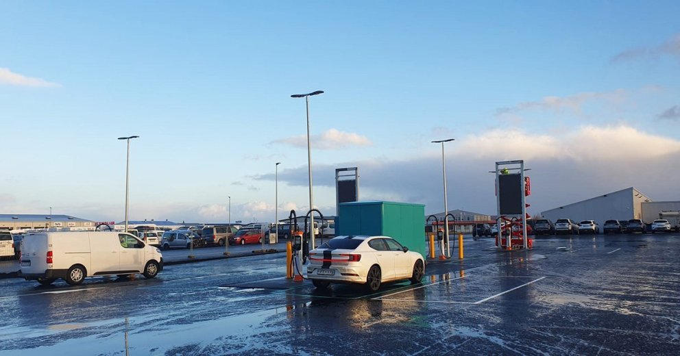 600 kW hraðhleðslustöð opnuð í Reykjanesbæ