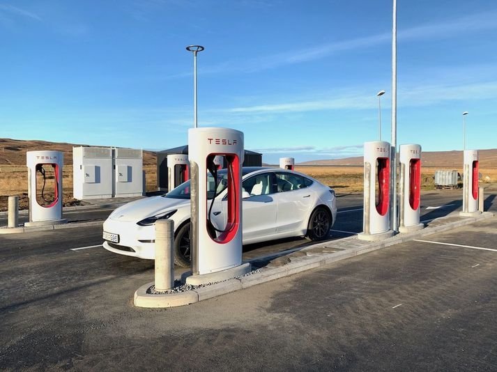 Ofurhleðslustöðvar Tesla ná allan hringinn