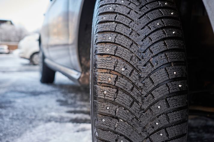 Tæplega þriðjungur á negldum dekkjum