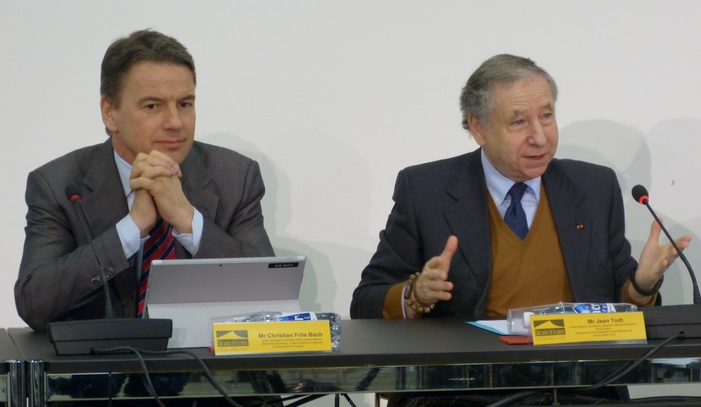 Christian Friis Bach t.v. og Jean Todt á blaðamannafundinum í Genf.