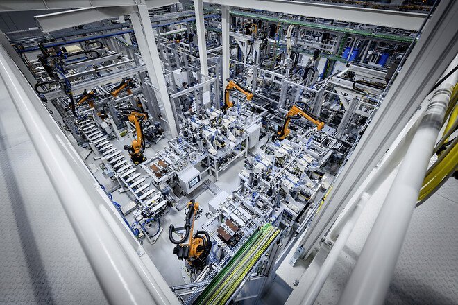 Bílarafhlöðuverksmiðja.