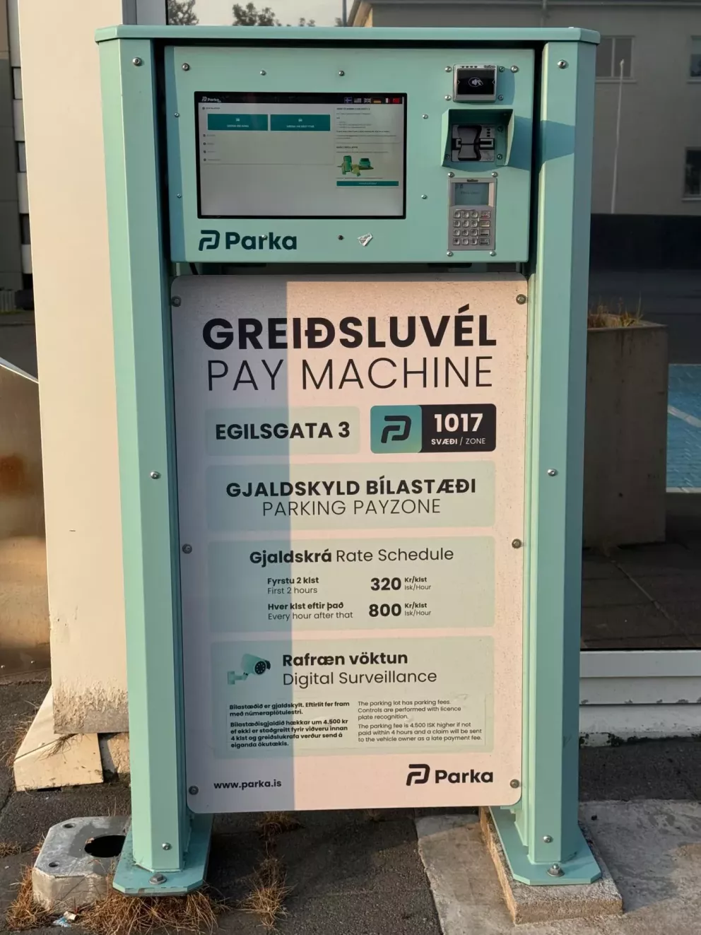 Blekkingar á bílastæðinu við Domus