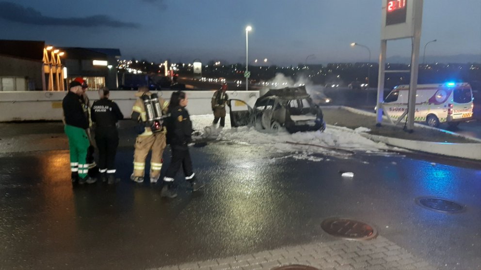 Eldur kviknaði í bíl á Gylfaflöt