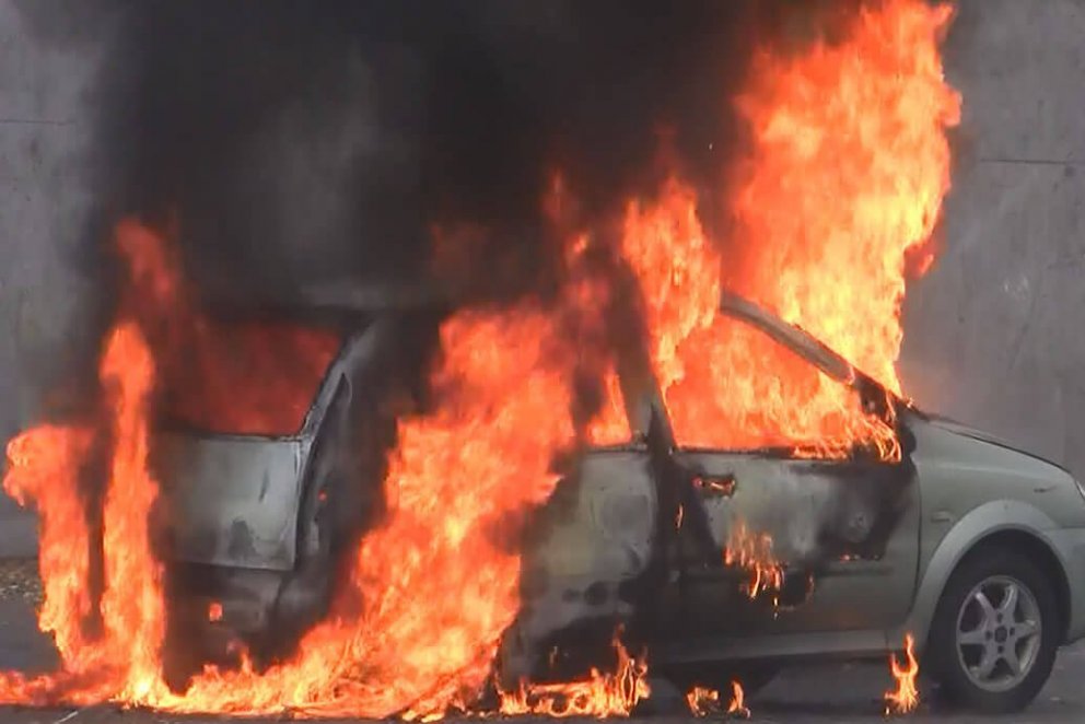 Tveir rafbílar ónýtir eftir eldsvoða