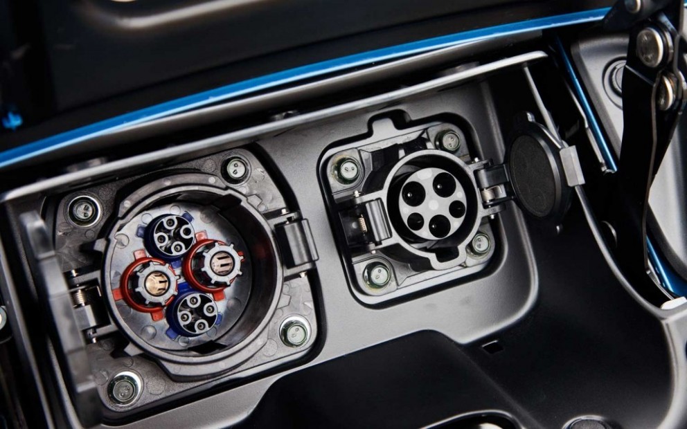 Fyrsta Nissan hraðhleðslustöðin af 10