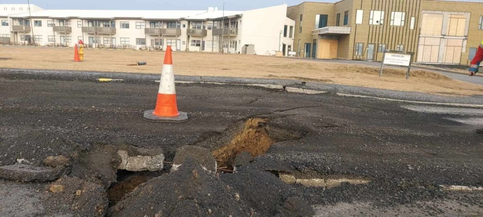 Ástand vega að og frá Grindavík kannað