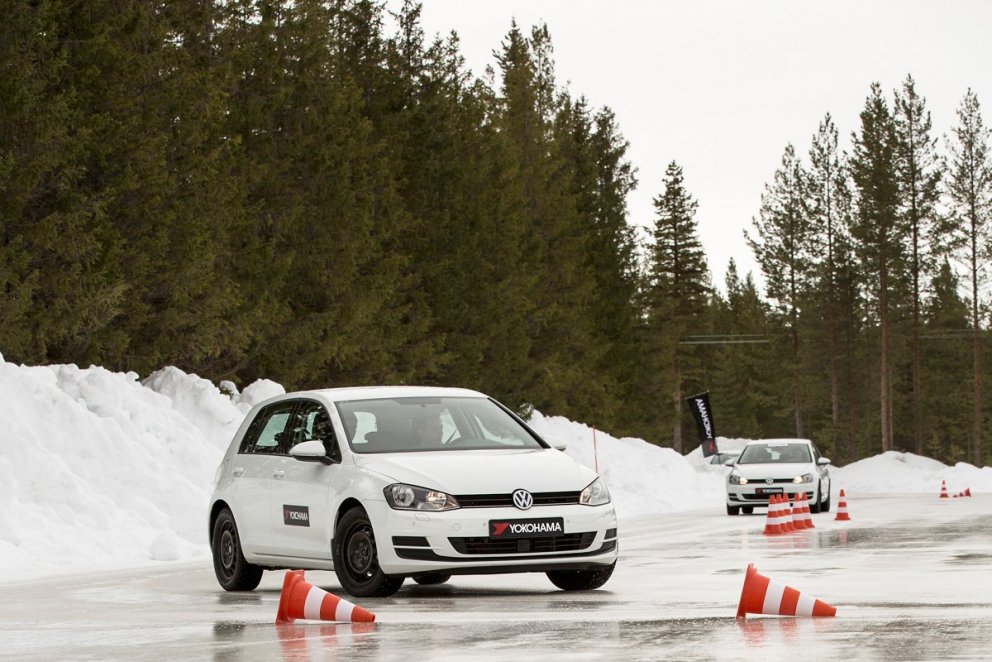 Heilsársdekk koma ekki vel út á hálum og þurrum vegum