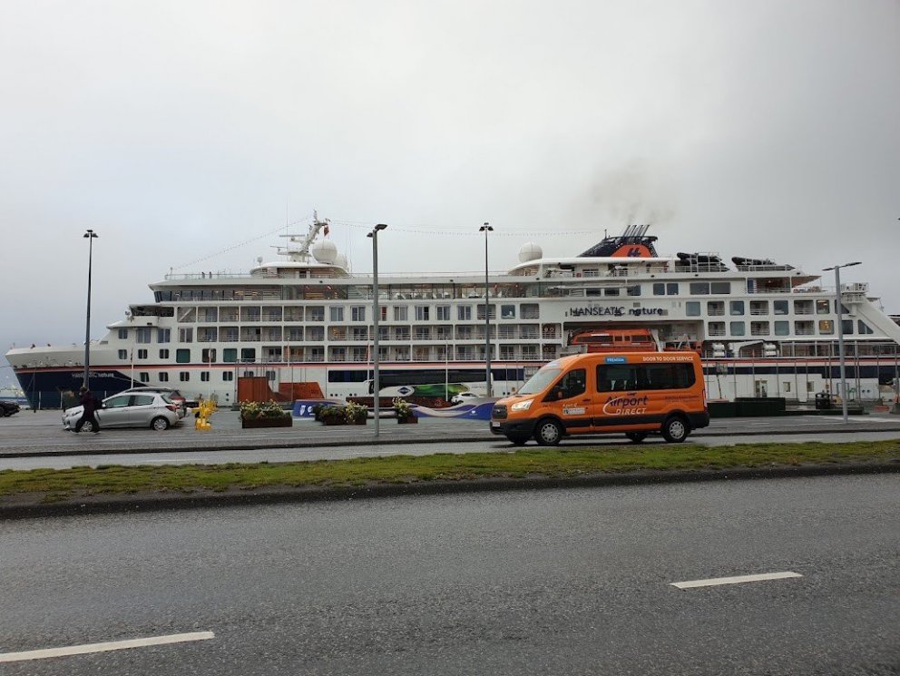 Skemmtiferðaskip við Miðbakka. Reykinn frá dísilorkuveri skipsins leggur yfir nærliggjandi byggð.