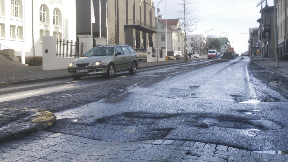 Bíll stórskemmist í torfærum Hverfisgötunnar