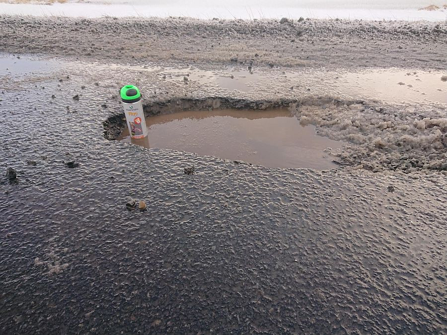 Slitlag á vegum víða illa farið og bílar orðið fyrir tjóni