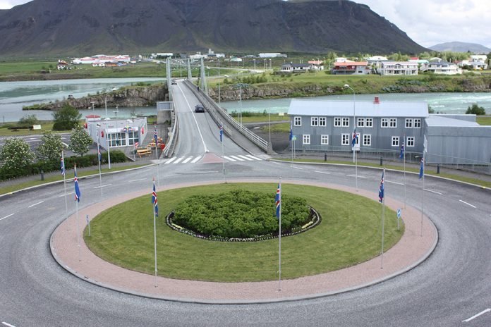 Unnið við fræsingu á Suðurlandsvegi