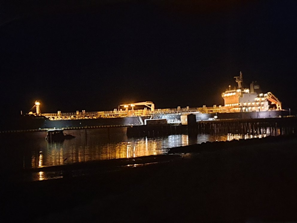 Olía losuð í Hvalfirði á tímum lágs olíuverðs