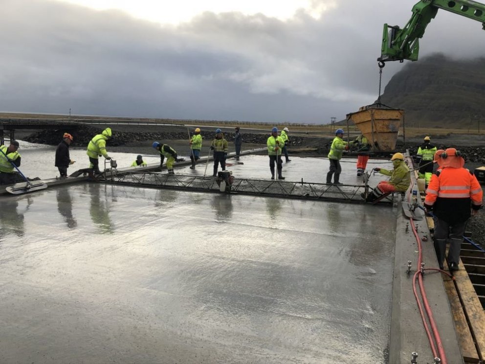 Steypt slitlag á brú yfir Steinavötn