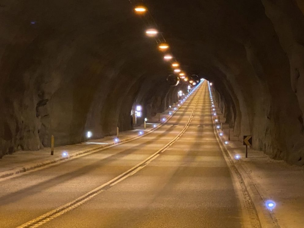 Uppsetningu á kantlýsingu lokið í Hvalfjarðargöngum
