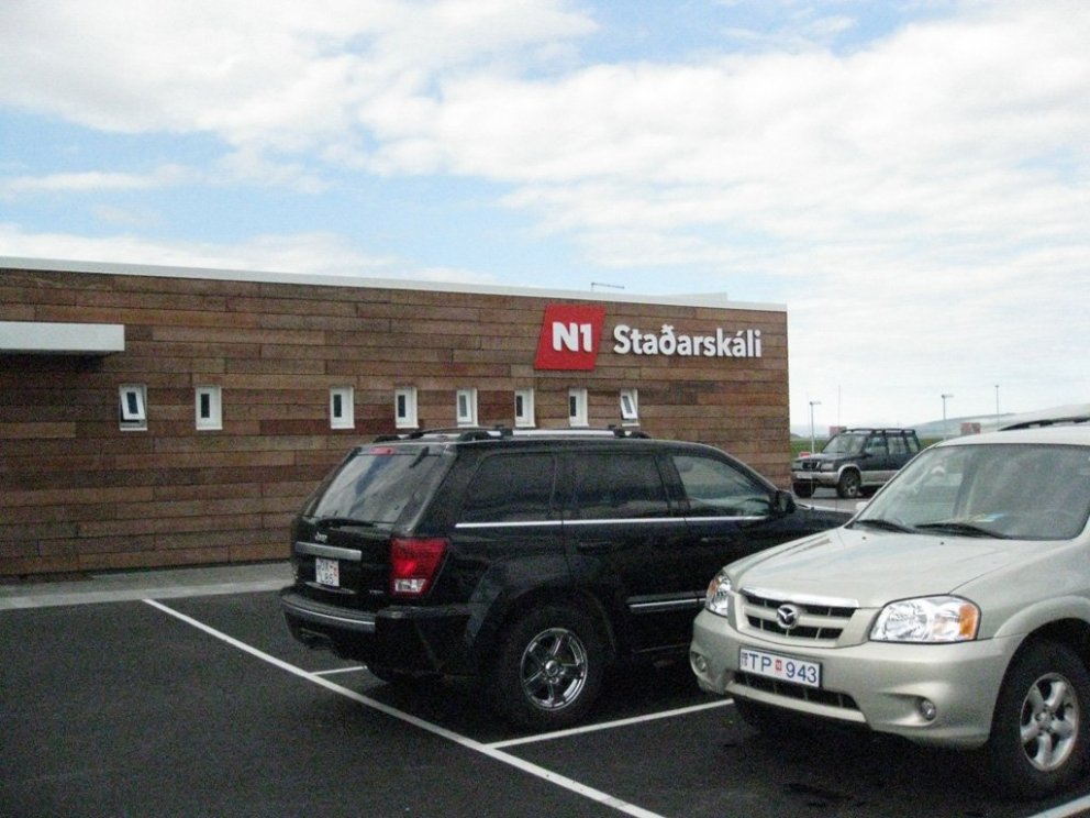 Tesla að opna ofurhleðslustöð í Staðarskála