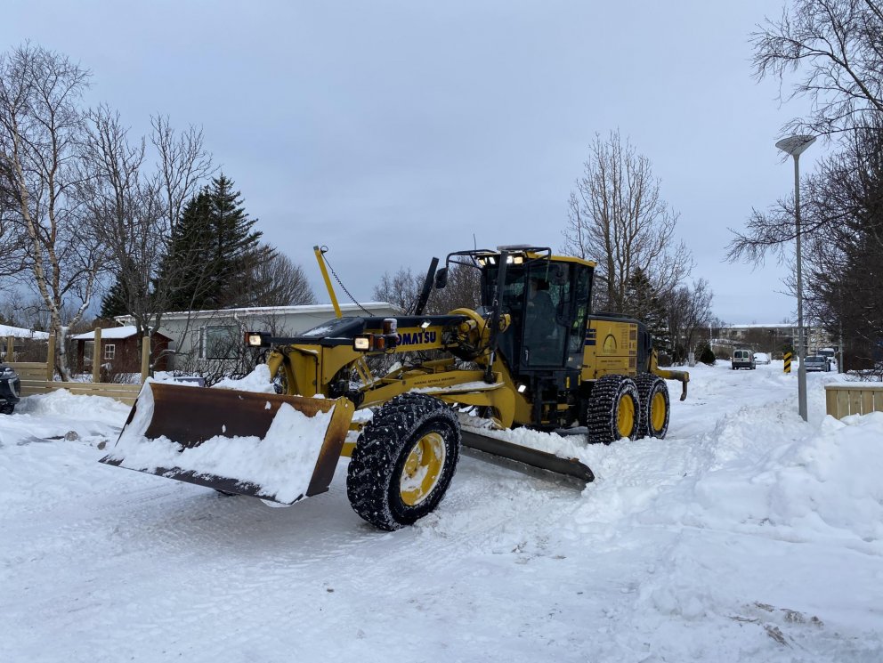 Verið að ryðja húsagötur