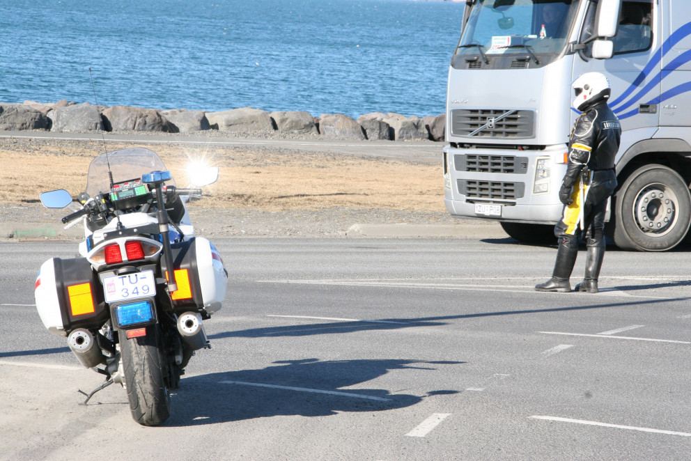 Umhverfis og skipulagsráð hyggst ótrautt lækka hraðamörk á þjóðvegunum vestan Kringlumýrarmýrarbraut…