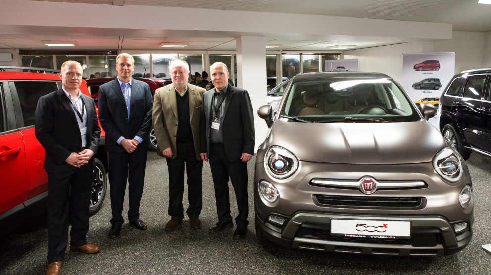 Frá vinstri: Októ Þorgrímsson stjórnarformaður Ís-Band, Roy Niegaard sölustjóri Fiat Chrysler í Evró…