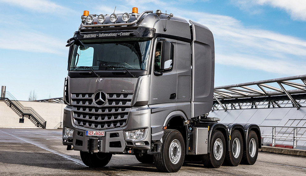 Mercedes-Benz trukkar sýndir á Fosshálsinum