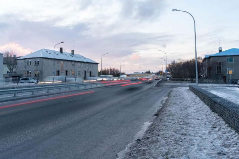 Enn dregur úr umferð