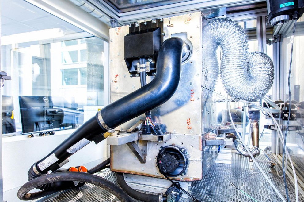 Nýi efnarafallinn sem kallast e-bio fuel-cell í tilraunakeyrslu í rannsóknastöð Nissan í Yokohama í …