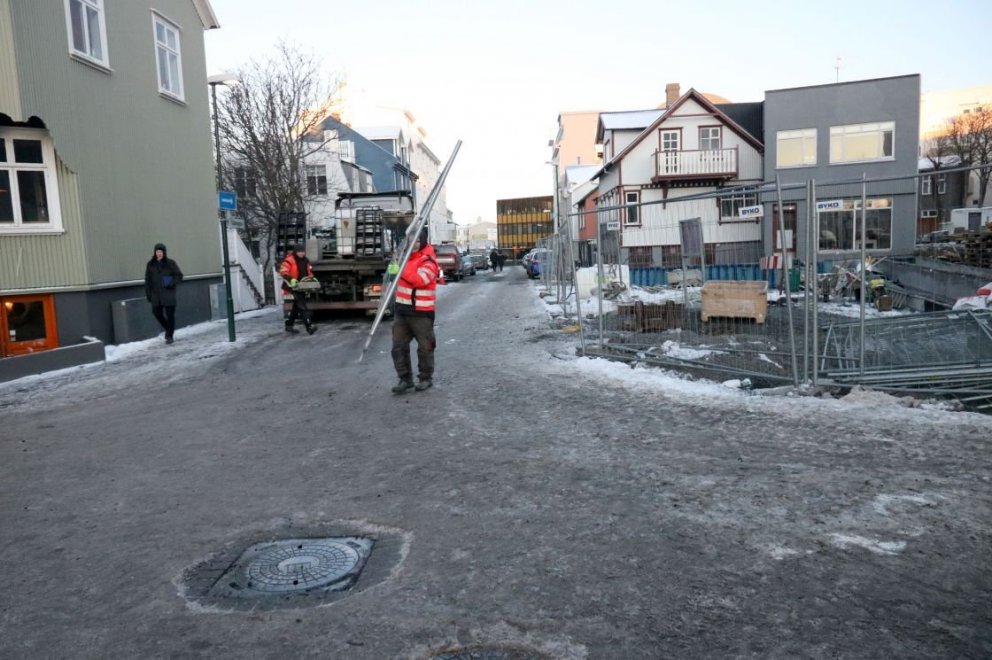 Opnað fyrir umferð um Óðinsgötu á ný