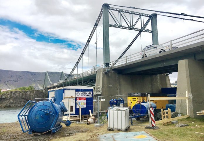 Ölfusárbrú sandblásin og máluð