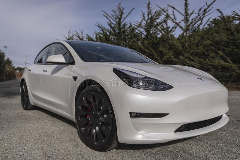 Tesla innkallar bíla í Bandaríkjunum vegna galla í öryggisbeltum og bremsum