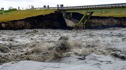 Þjóðvegi eitt um Holtsveg, vestan Lirkjubæjarklausturs, hefur verið lokað