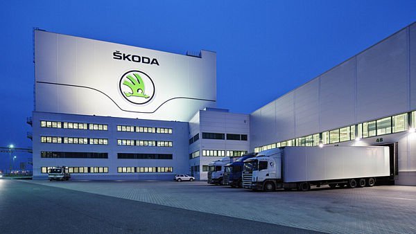 Bann á sölu bensín- og dísilbíla mun stórskaða Skoda að mati margra Tékka. Skoda stendur undir þriðj…