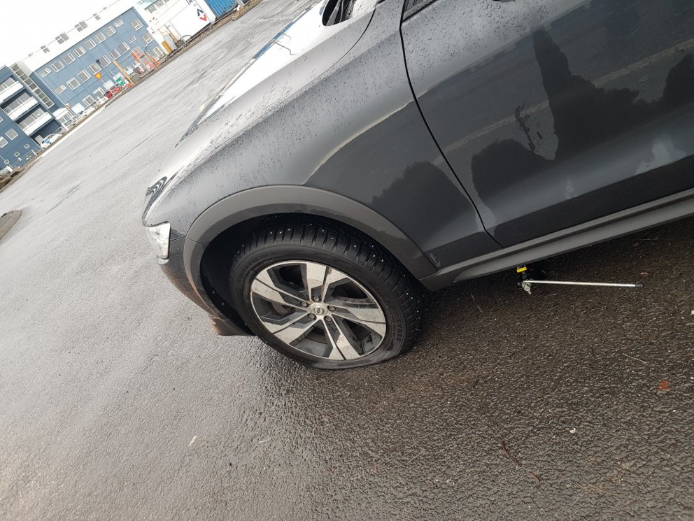 Bifreiðar fengu að kenna á holu við Ánanaust