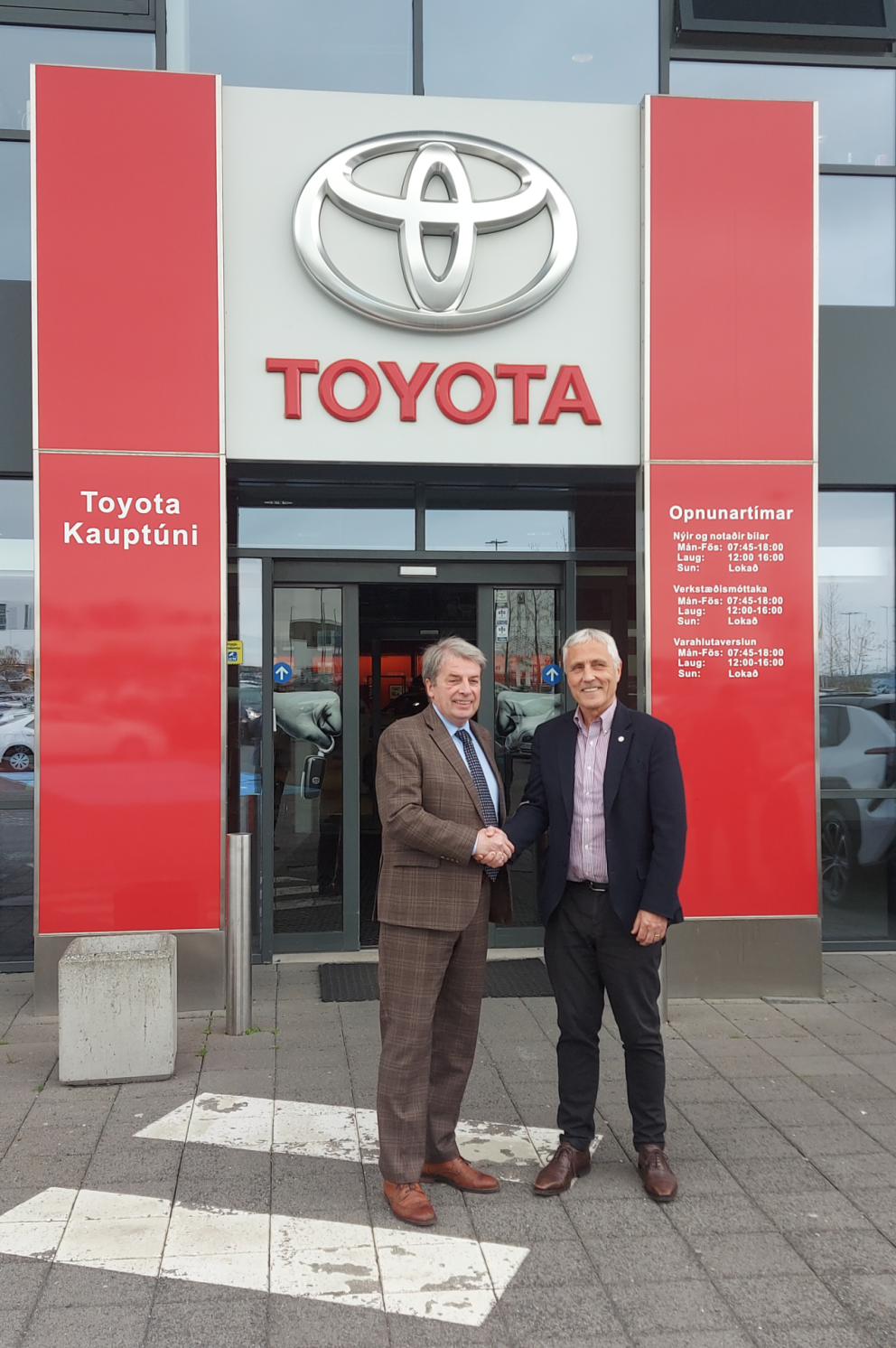 Runólfur Ólafsson, framkvæmdarstjóri FÍB og Úlfar Steindórsson, forstjóri Toyota á Íslandi handsala …