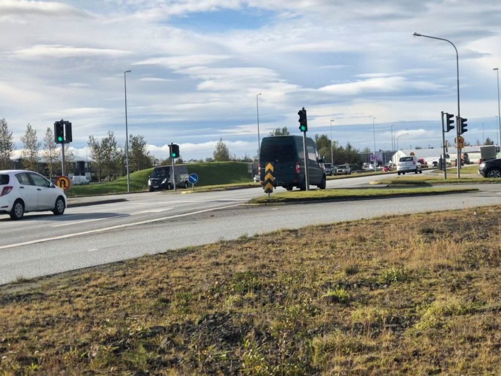 Umferðarljósastýringar til að greiða fyrir umferð á álagstíma