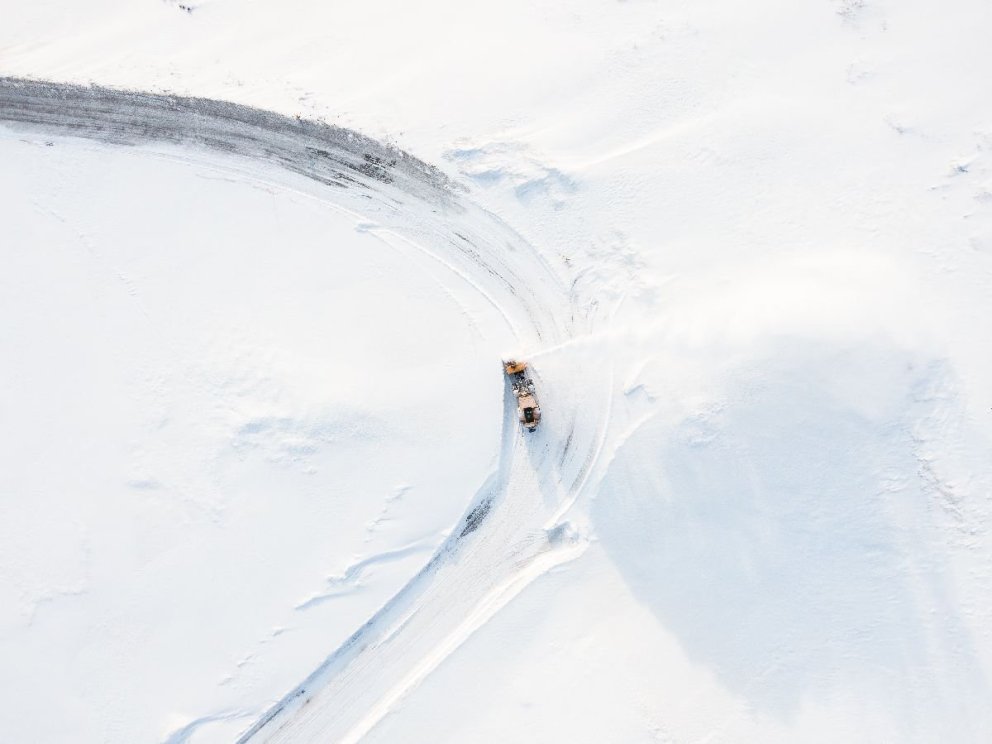 Vegir víða lokaðir vegna veðurs