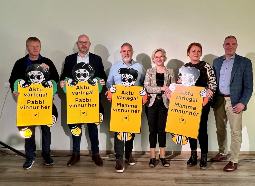 Aktu varlega! – mamma og pabbi vinna hér