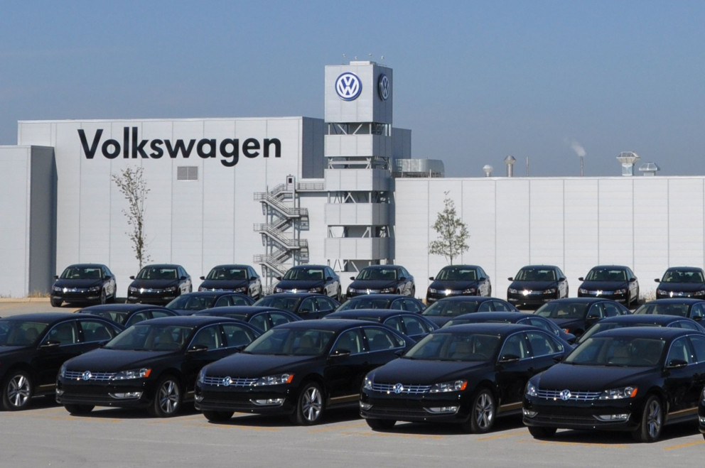 Nýir Volkswagen bílar fyrir framan verksmiðju VW í Chattanooga í Bandaríkjunum