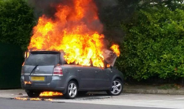 Upphaflegu fréttirnar reyndust rangar því eldurinn kviknaði í eldri Opel Zafira dísilbíl, árgerð 200…